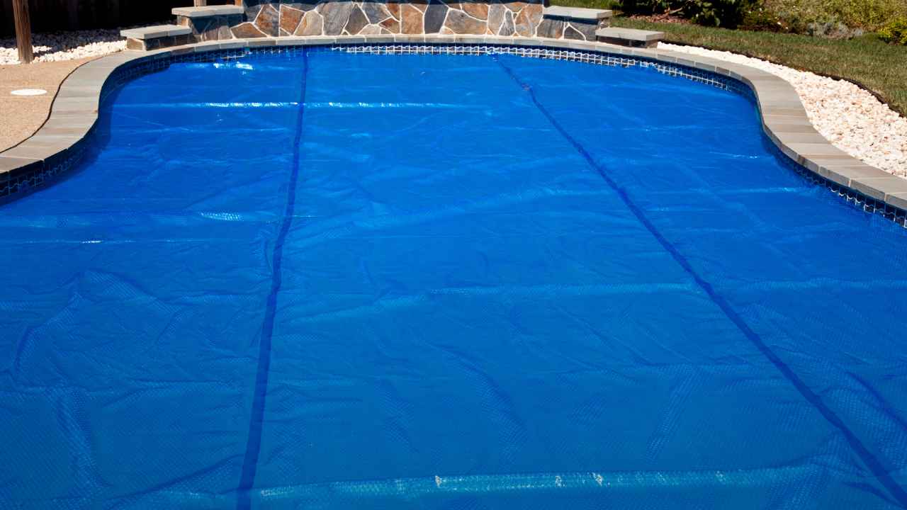 Qual a melhor capa térmica para piscina 300 ou 500 micras