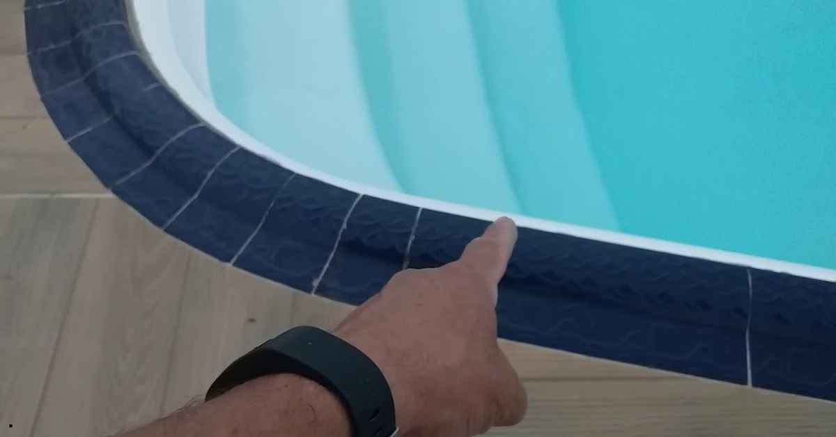 Qual a melhor borda para piscina de fibra