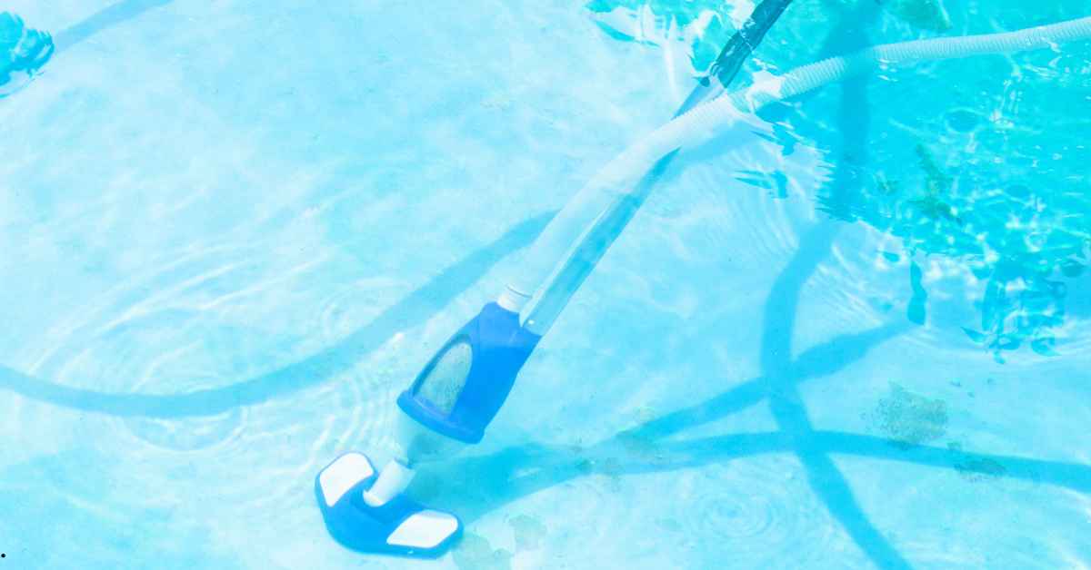 aspirar filtrando piscina