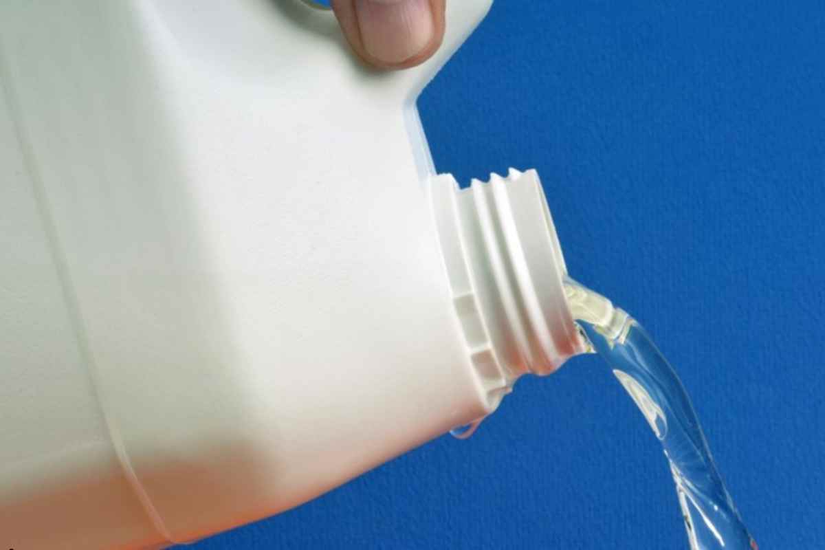 cloro ou água sanitária para piscina