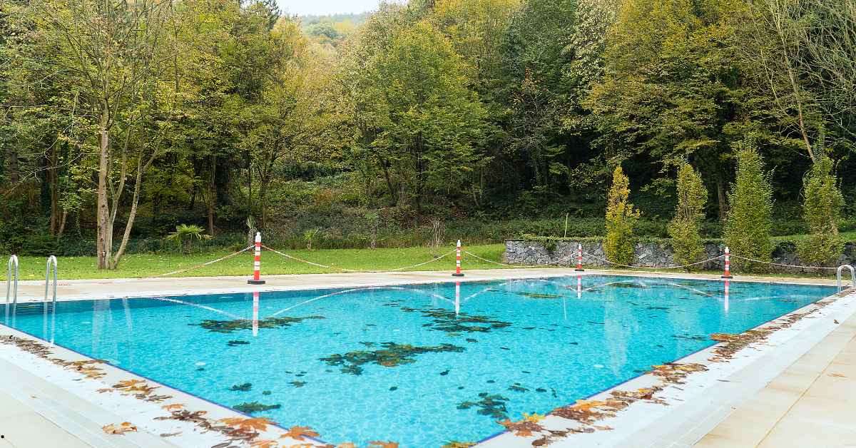 Decantar a sujeira da piscina