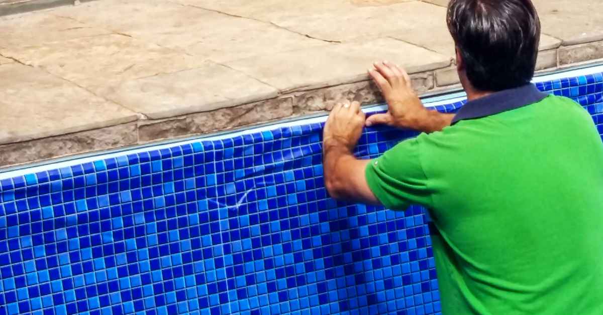 Vinil rasgado da piscina